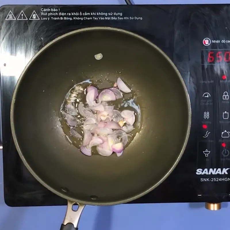 Thực hiện xào thịt gà ác cho săn và thơm