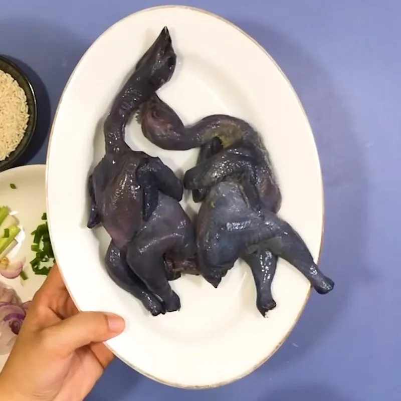 Sơ chế và tẩm ướp thịt gà ác đậm đà