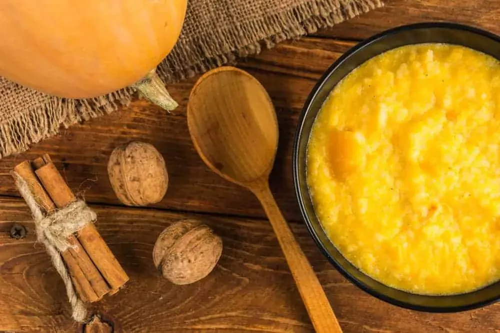 Nấu với bí đỏ vừa giúp bé sáng mắt, vừa hỗ trợ trẻ ngủ ngon.