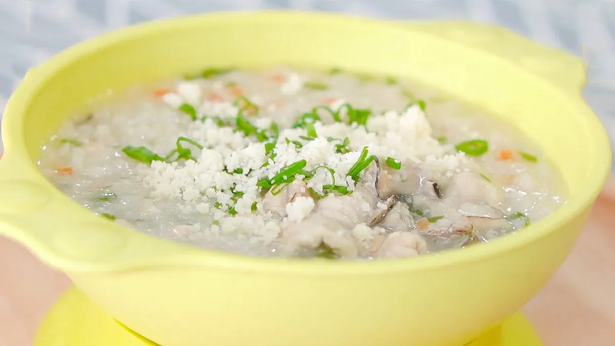 Cháo hàu nấu cùng cải bó xôi và các loại rau củ thanh đạm