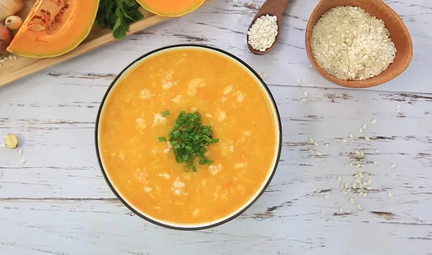 Cháo óc heo bí đỏ với màu vàng cam tự nhiên, bổ sung vitamin A cho bé