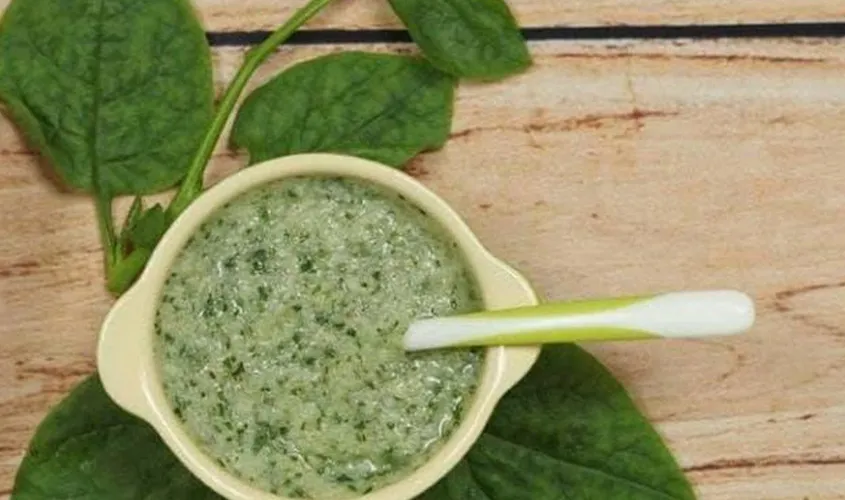 Cháo óc heo rau mồng tơi bổ sung vitamin A, C cho bé