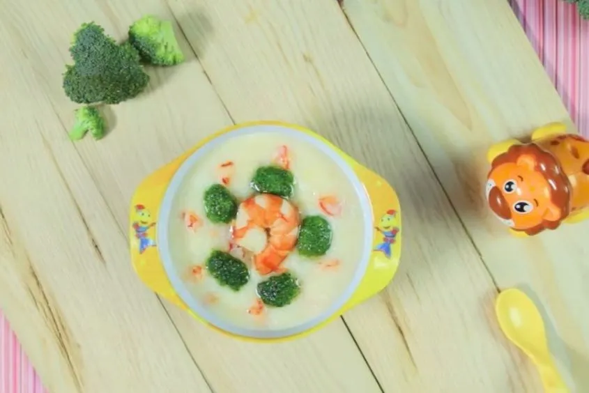 Cháo phô mai cho bé nấu với tôm và bông cải xanh