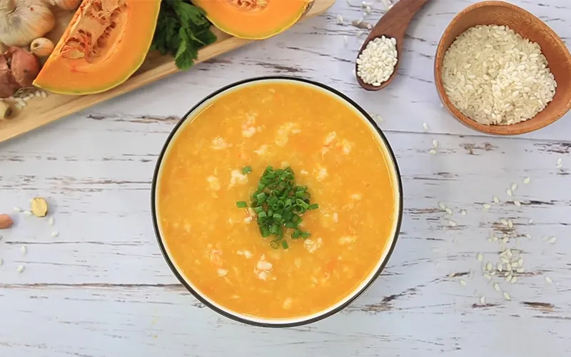 Cháo thịt bò bí đỏ màu vàng bắt mắt