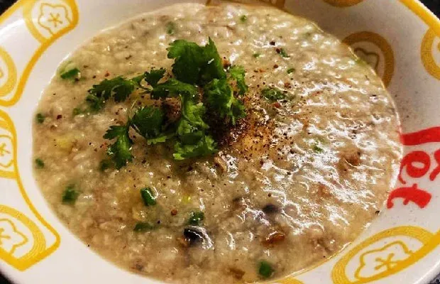 Cháo thịt dê đậu xanh sánh mịn trong tô