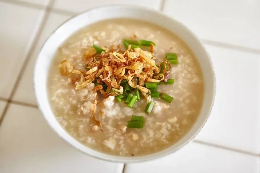 Cháo tổ yến hạt sen cho bé ngủ ngon (ảnh: Canva)