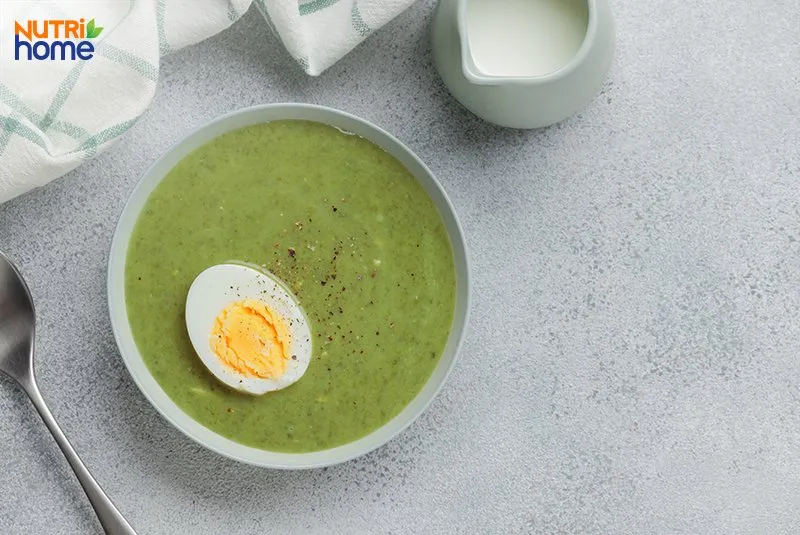 Cháo trứng cải thìa thơm ngậy bổ sung kẽm và omega-3 cho bé