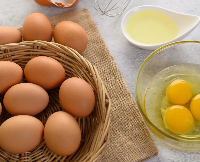 Rau ngót kết hợp trứng gà tạo món cháo dinh dưỡng cho bé ăn dặm