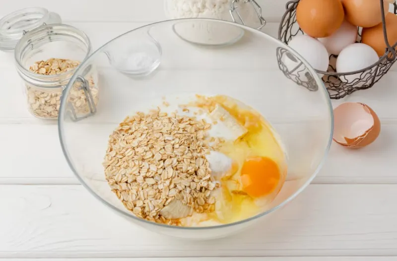 Trứng gà và yến mạch là nguồn nguyên liệu dồi dào dinh dưỡng cho thực đơn ăn dặm của bé