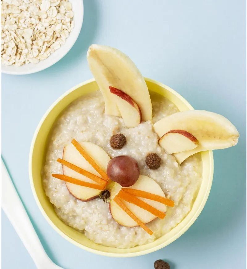 Sự kết hợp đa dạng rau củ giúp món cháo yến mạch trứng gà thêm phần bắt mắt và giàu xơ