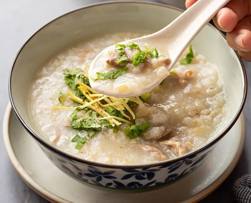 Chế biến cháo cua biển giàu dinh dưỡng cho người lớn