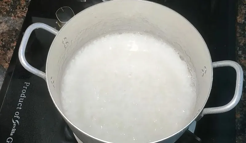 Ngâm gạo trước khi nấu để cháo sánh mịn
