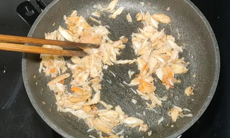 Xào thịt cua biển với hành tím dậy mùi thơm