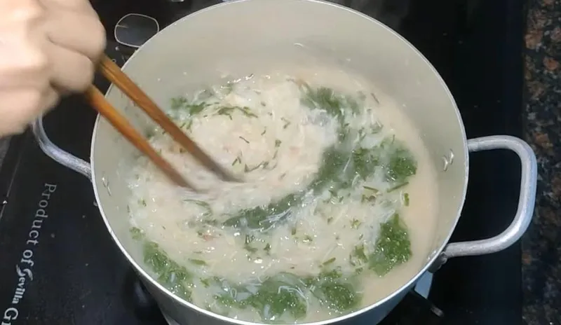 Hòa quyện thịt cua vào nồi cháo đang sôi