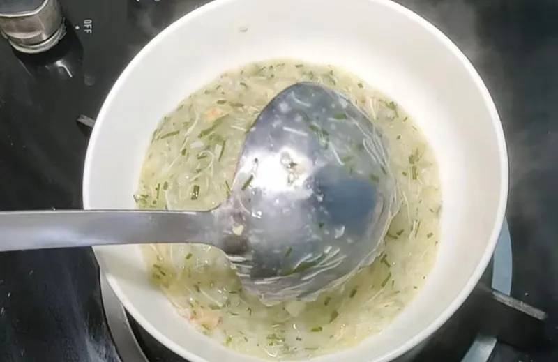 Trang trí bát cháo cua biển hấp dẫn cho người lớn
