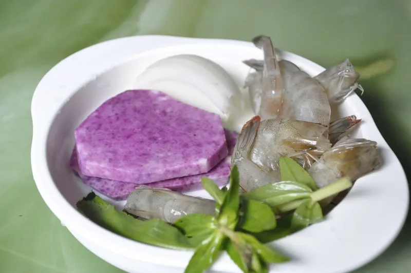 Các nguyên liệu tươi ngon sẵn sàng để thực hiện nấu cháo khoai mỡ cho bé ăn dặm kết hợp với tôm