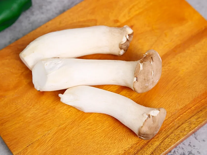 Nấm đùi gà và cà rốt là sự lựa chọn tuyệt vời để nấu cháo khoai mỡ cho bé ăn dặm giàu vitamin