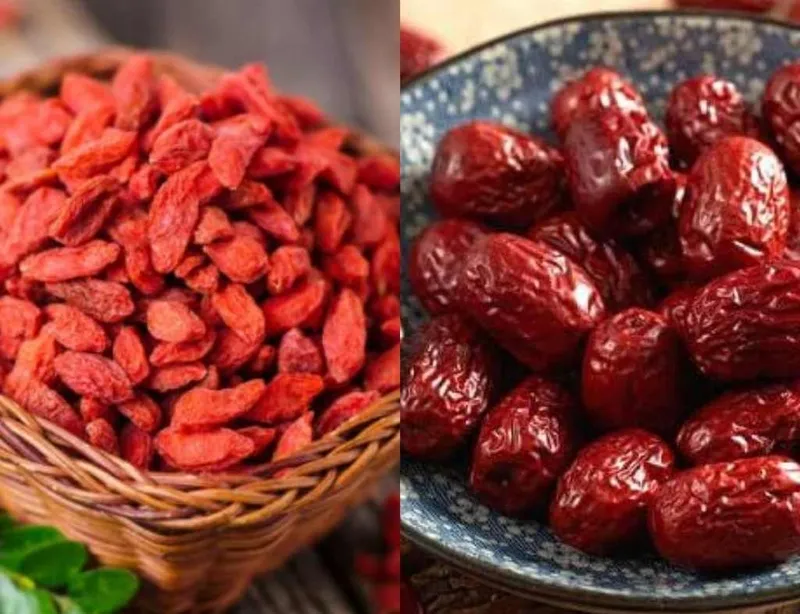 Cháo kỷ tử táo đỏ thịt heo có màu hồng nhạt tự nhiên, mùi thơm dễ chịu