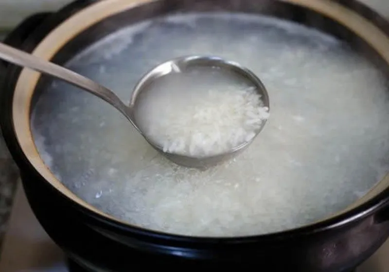 Khuấy cháo thường xuyên trong quá trình nấu giúp hạt gạo chín đều và không bị cháy