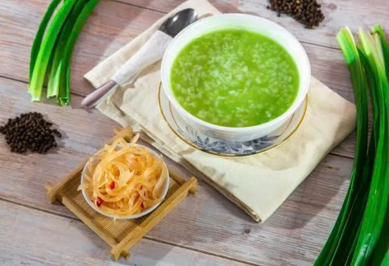 Thành phẩm cháo trắng lá dứa có độ sánh mịn và màu xanh bắt mắt sau khi nấu
