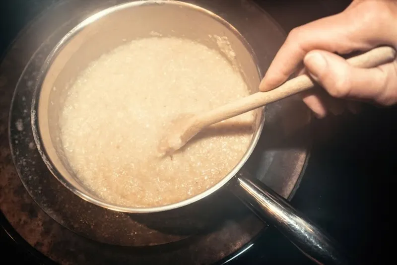 Lựa chọn lá dứa già và gạo ngon là yếu tố quyết định chất lượng của món cháo