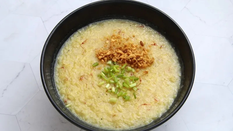 Cháo trứng gà nấu đậu xanh tạo nên món ăn bổ dưỡng cho bé vào mùa nóng