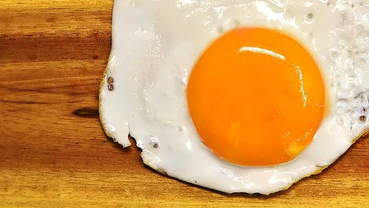 Mẹ có thể cho bé ăn cả quả trứng khi bé đã trên 1 tuổi và hệ tiêu hóa ổn định