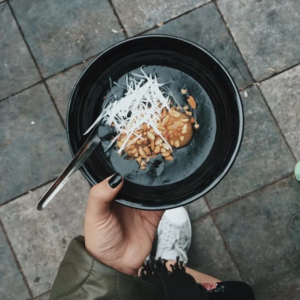 Chè mè đen có vị ngọt nhẹ, thơm bùi