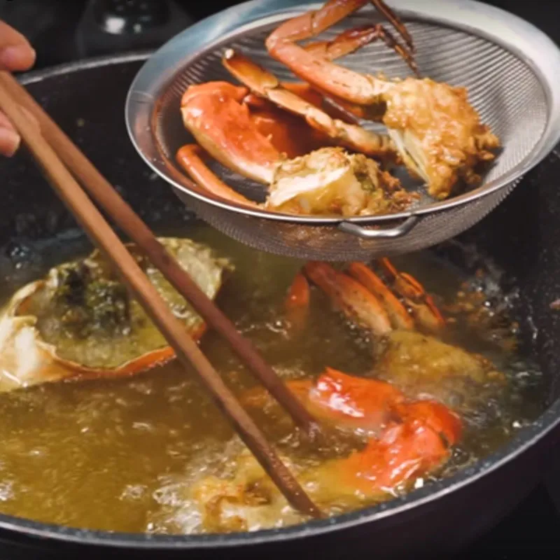 Chiên cua biển vàng giòn