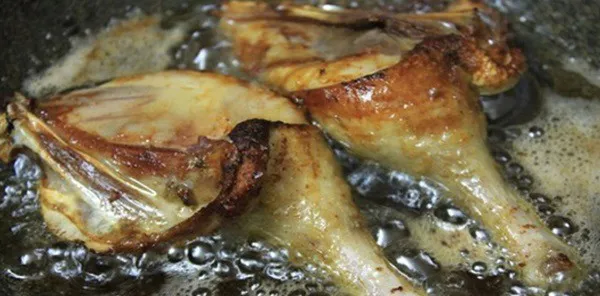 Chiên đùi vịt vàng giòn để nấu mì vịt tiềm