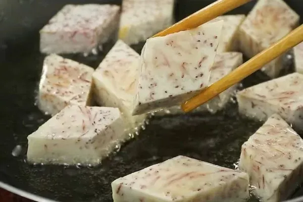 Chiên khoai môn đến khi các mặt vàng giòn