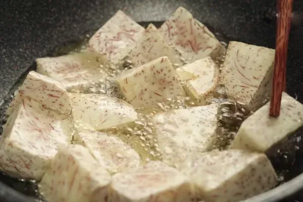 Khoai môn được chiên vàng sẵn sàng