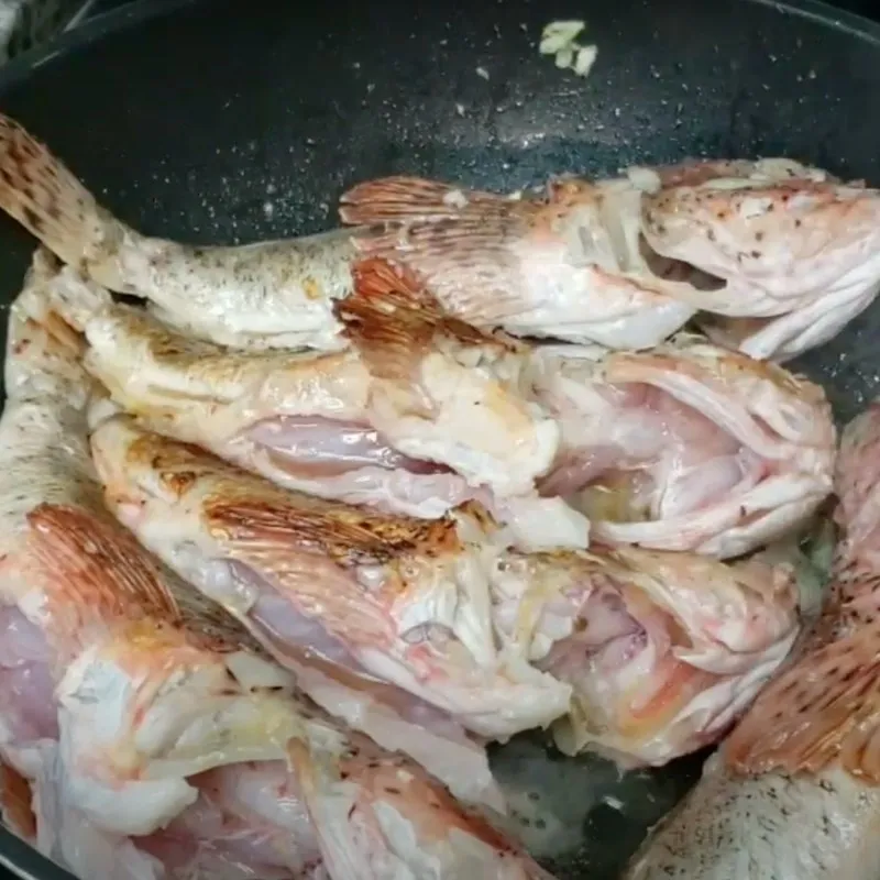 Thịt cá mú được chiên vàng đều giúp kích thích vị giác của thực khách