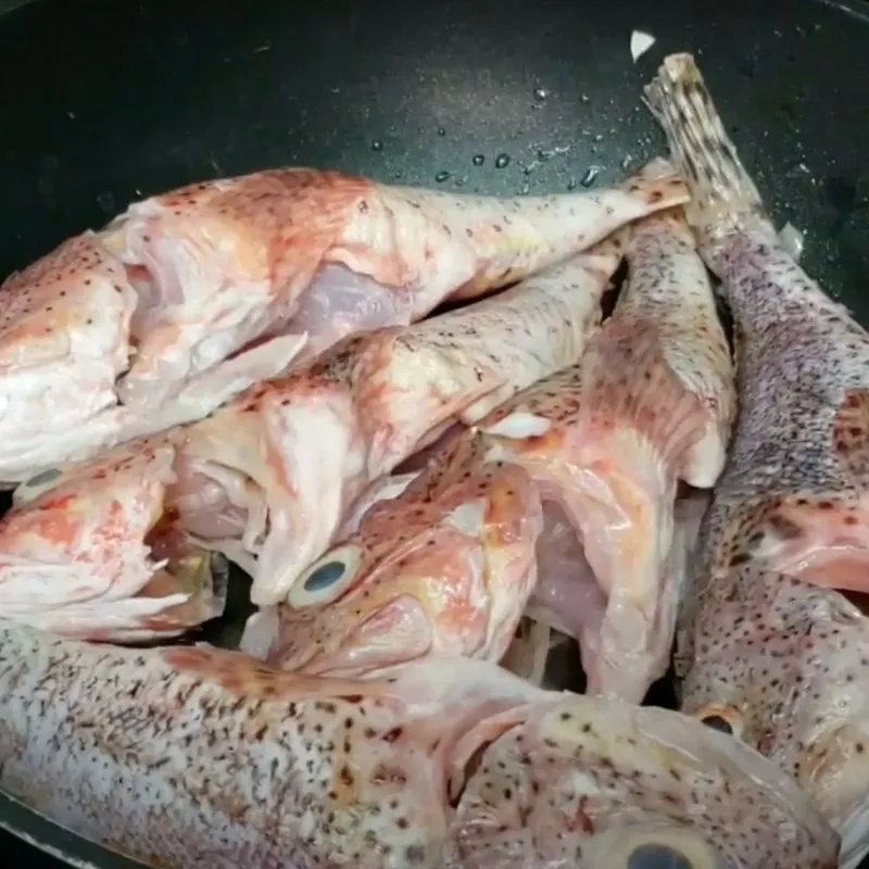 Chiên cá mú trên lửa vừa để thịt cá săn lại và giữ được vị ngọt