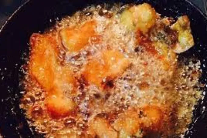 Chiên vàng đầu cá giúp nước dùng lẩu thêm phần đậm đà