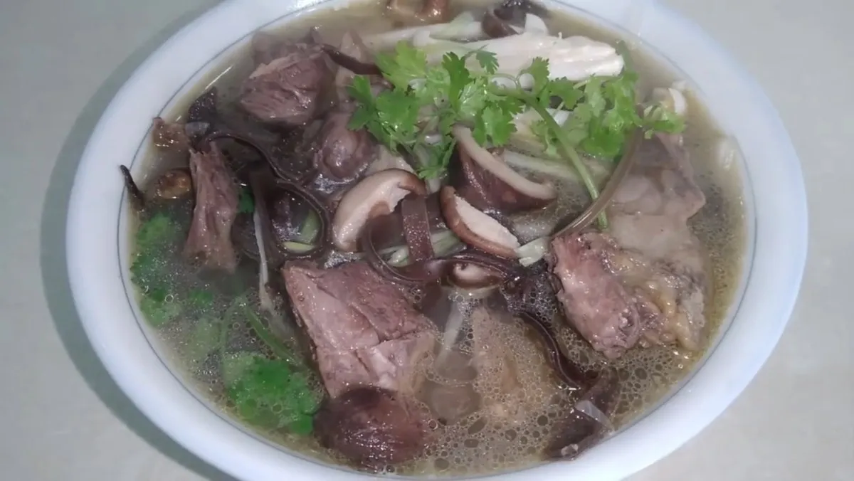 Thành phẩm món chim bồ câu nấu miến thanh đạm hấp dẫn