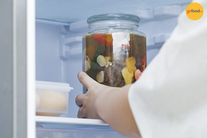 Cho bắp bò ngâm mắm vào tủ lạnh để bảo quản được lâu hơn