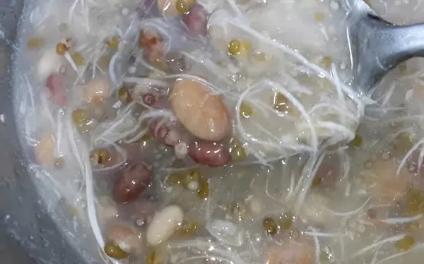 Công đoạn thêm bột năng vào nồi chè để tạo độ kết dính hoàn hảo