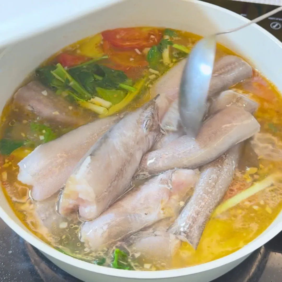 Thả cá khoai vào nồi nước dùng một cách nhẹ nhàng để tránh bị nát