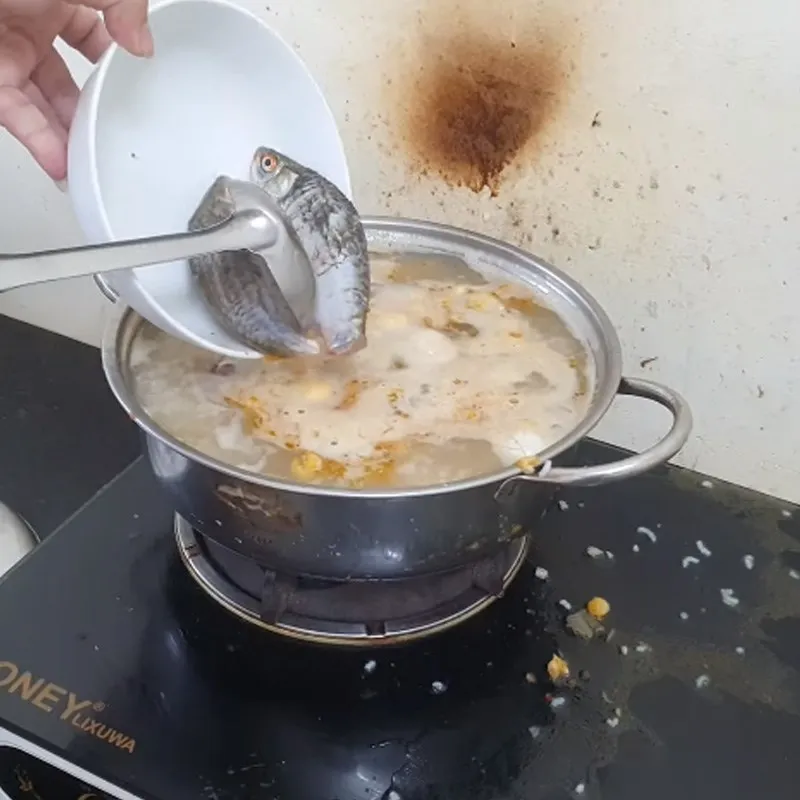 Cho cá vào nồi cháo