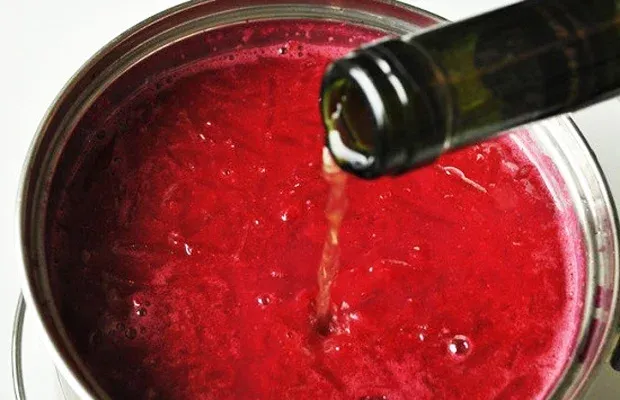 Thêm giấm vào nồi súp củ cải đỏ để cân bằng hương vị