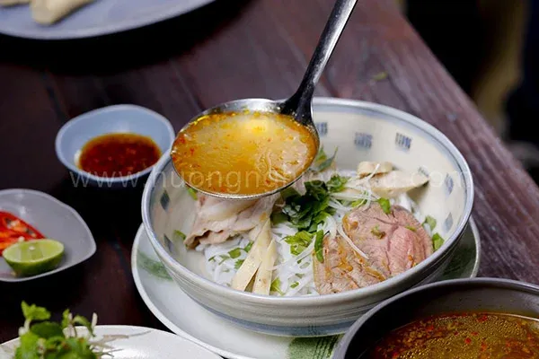 Tô bún bò Huế hoàn chỉnh với đầy đủ nguyên liệu