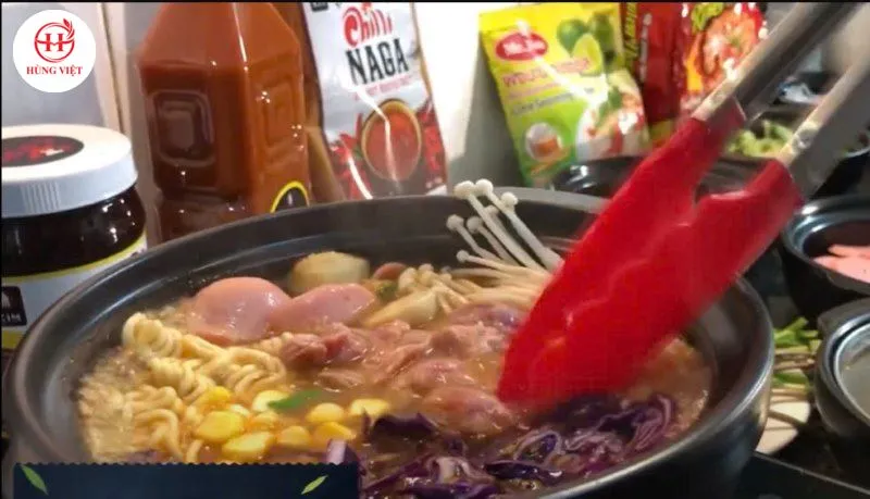 Cho nước dùng vào đun sôi