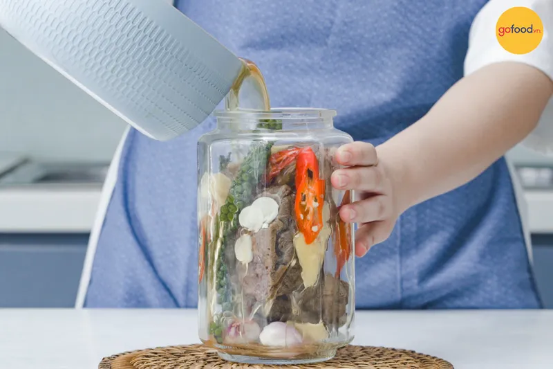 Cho phần nước mắm đã nấu ngập phần bắp bò