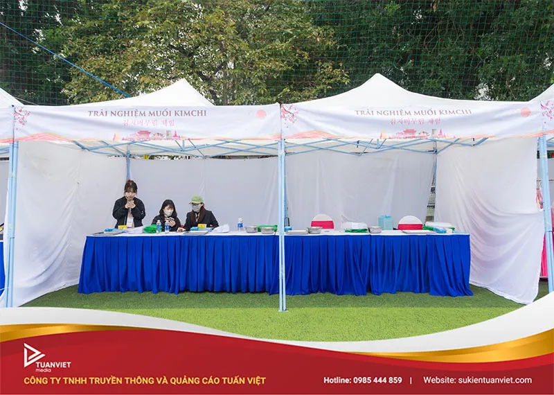 Sử dụng nhà bạt di động giúp việc trang trí gian hàng ẩm thực học sinh trở nên linh hoạt