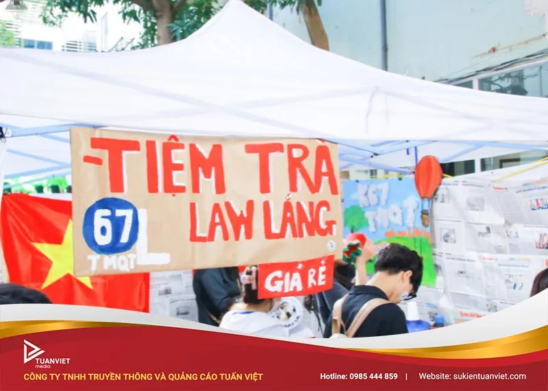 Biển hiệu viết tay đầy sáng tạo là điểm nhấn đặc biệt cho gian hàng ẩm thực học sinh