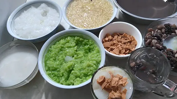 Ly chè thập cẩm đầy đủ màu sắc sẵn sàng để thực khách thưởng thức