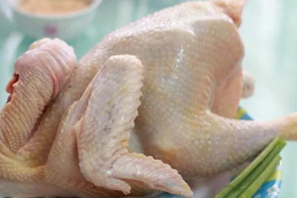 Chọn gà ta tươi ngon cho món cà ri gà miền Bắc