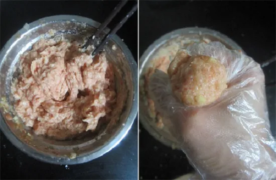 Việc trộn bột ngô và các gia vị theo tỉ lệ chuẩn giúp thịt không bị bở