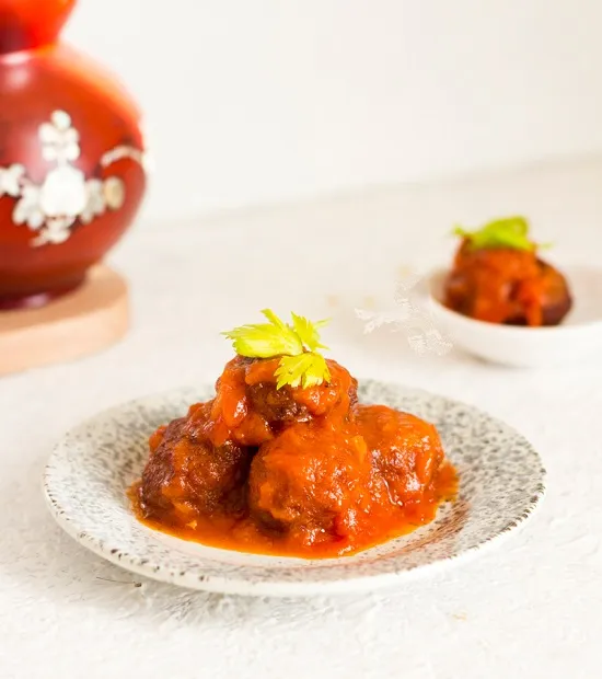 Một đĩa thịt heo viên sốt cà chua đỏ rực hấp dẫn chuẩn vị nhà hàng